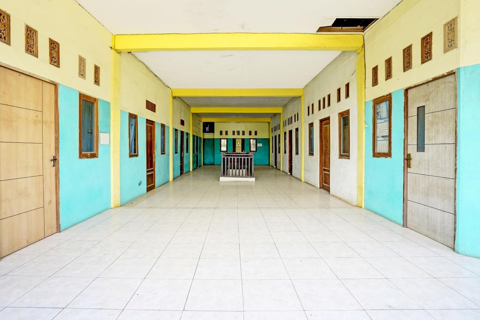 Oyo Life 93037 Nova Jaya Homestay Syariah Lamongan Exteriör bild