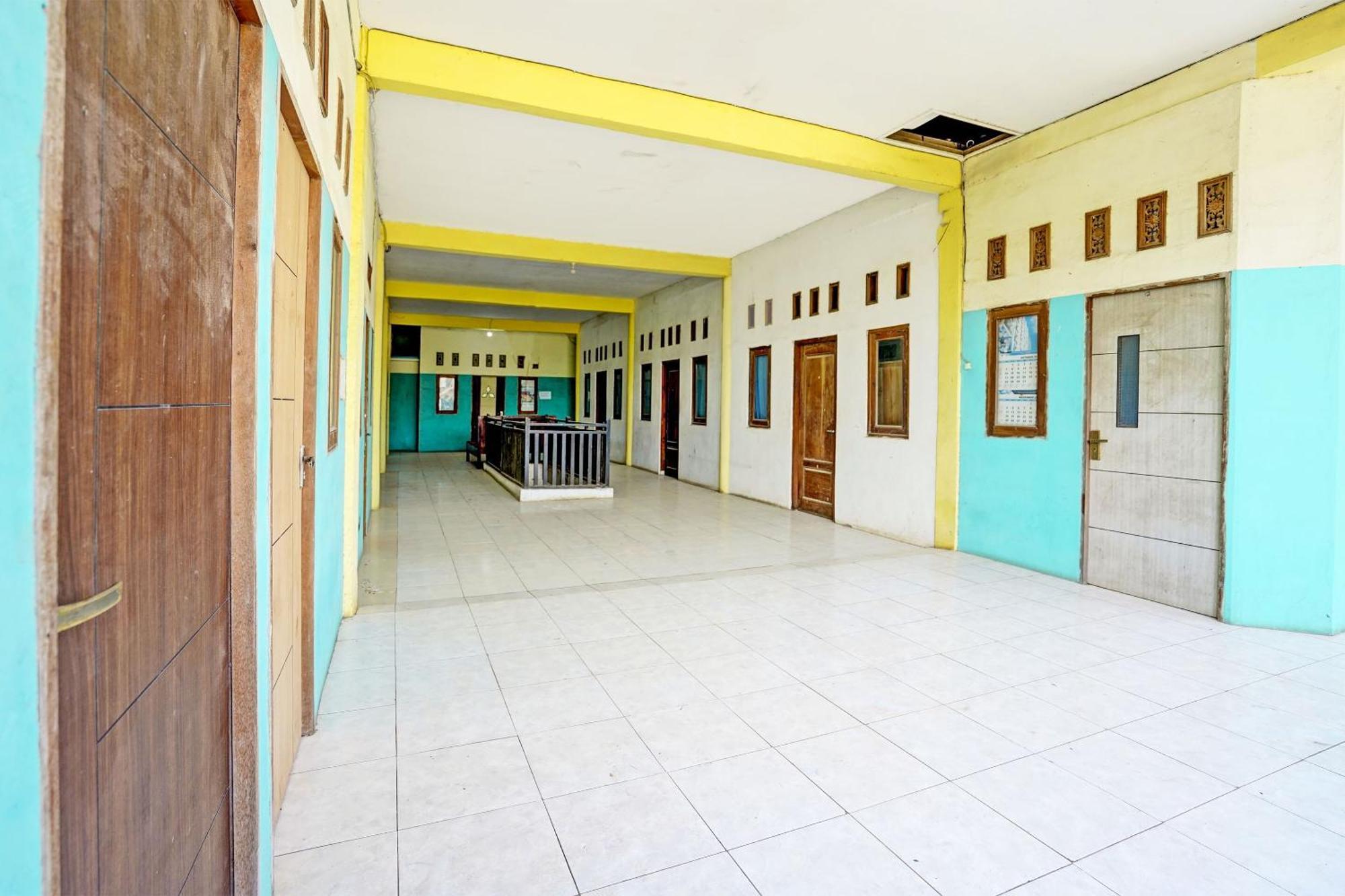 Oyo Life 93037 Nova Jaya Homestay Syariah Lamongan Exteriör bild