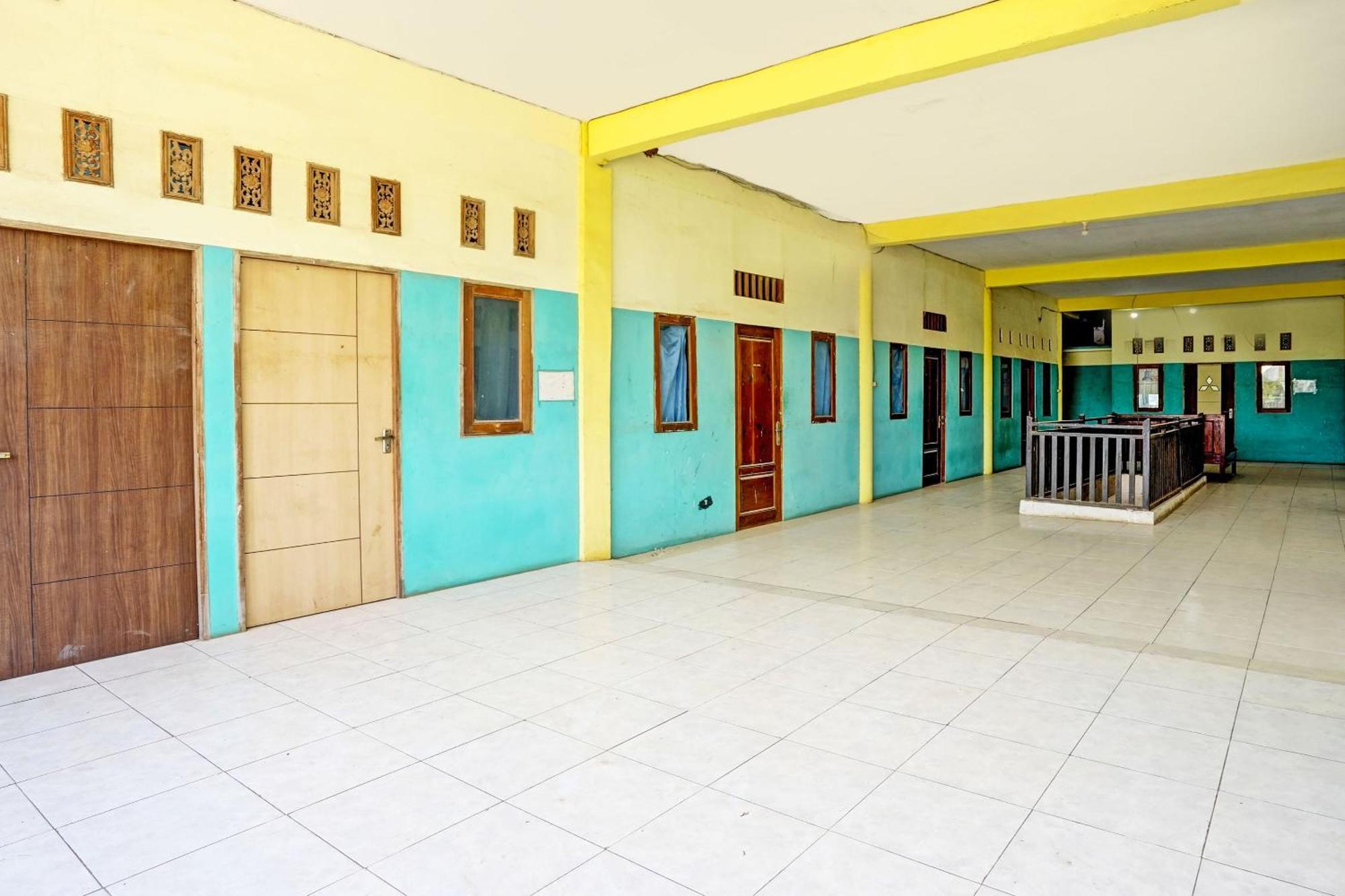 Oyo Life 93037 Nova Jaya Homestay Syariah Lamongan Exteriör bild